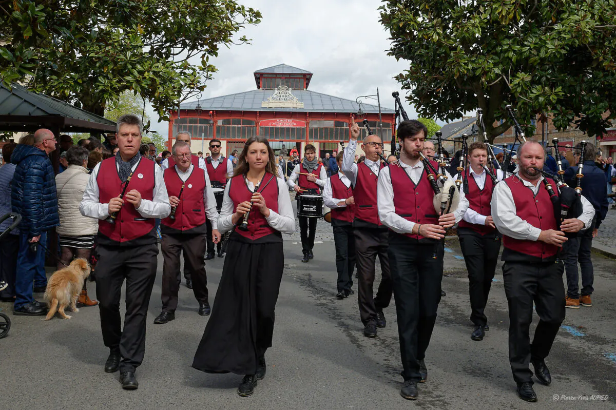 Le Bagad Men Ru (Montfort sur Meu) à Dol de Bretagne le 28 Avril 2024 lors de la parade