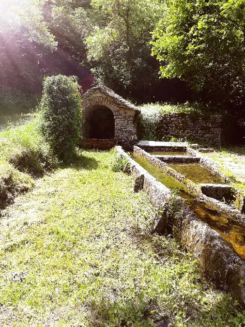 Circuit des Fontaines voûtées motorisé au départ de Sévérac-le-Château Sévérac d'Aveyron Occitanie