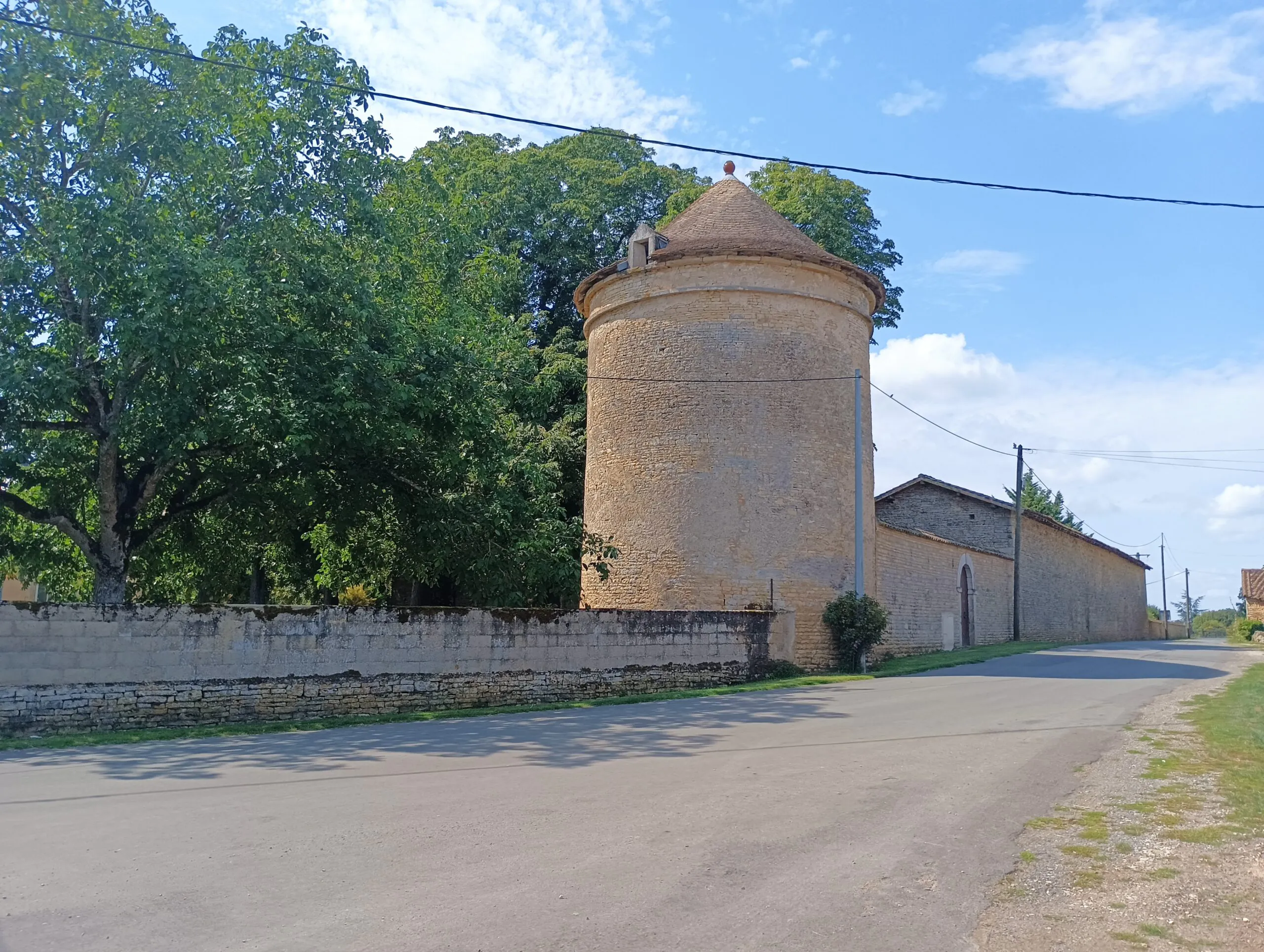 Vieilles pierres et champs de couleur Bonneuil Sainte-Soline Nouvelle-Aquitaine