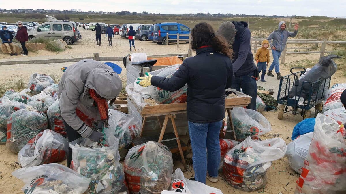  les mains dans le sable 