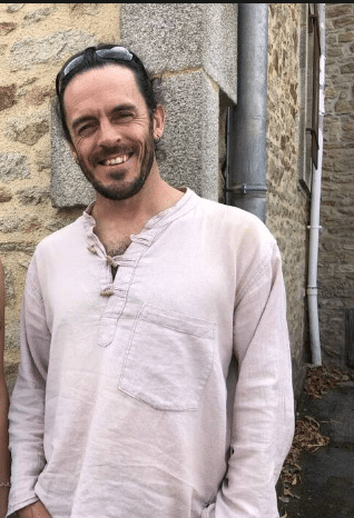  les mains dans le sable 