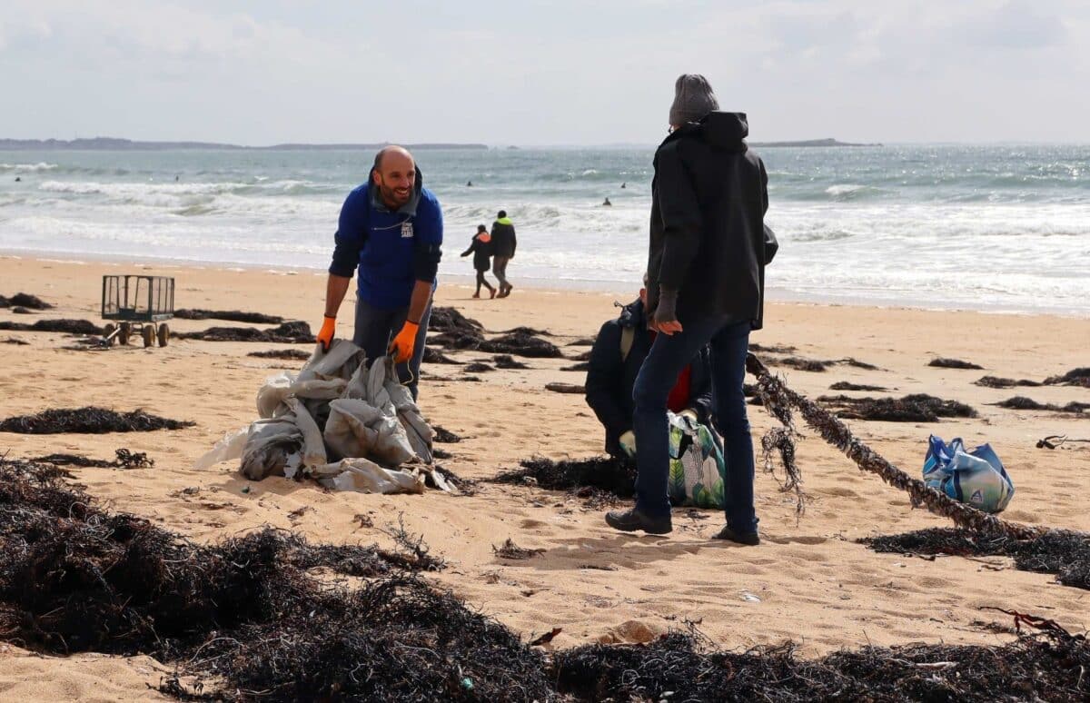  les mains dans le sable 