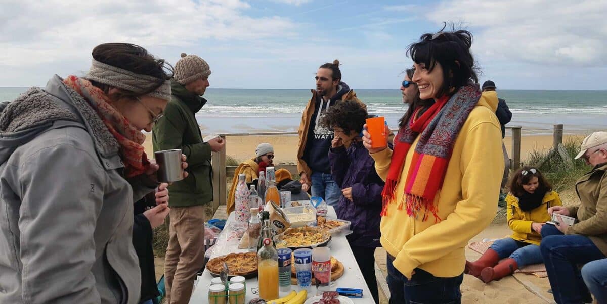  les mains dans le sable 