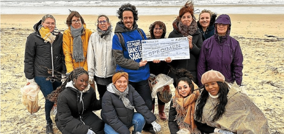  les mains dans le sable 