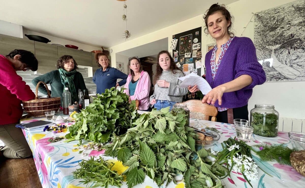  les mains dans le sable 