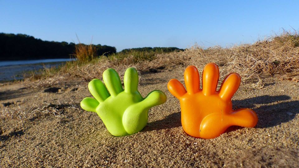  les mains dans le sable 