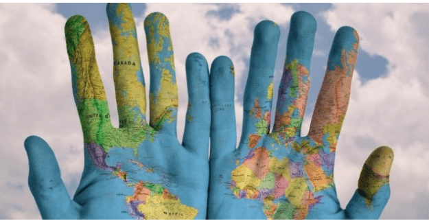  les mains dans le sable 