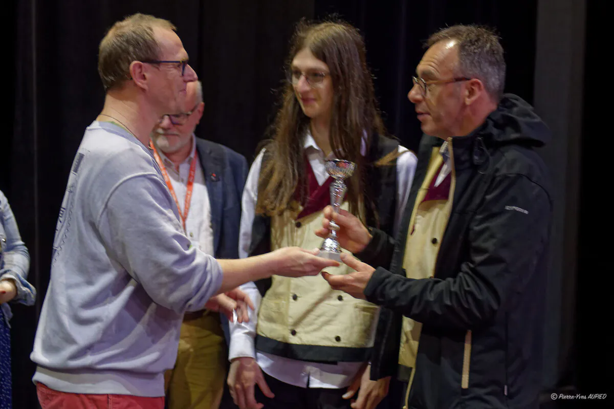 Jérôme DOLBOIS : Conseiller délégué à l’animation, représentant le Maire de Dol de Bretagne Denis RAPINEL, a remis la coupe au Bagad Roazhon de Rennes qui a obtenu la 3eme place lors du concours de cinquième catégorie à de Dol de Bretagne.