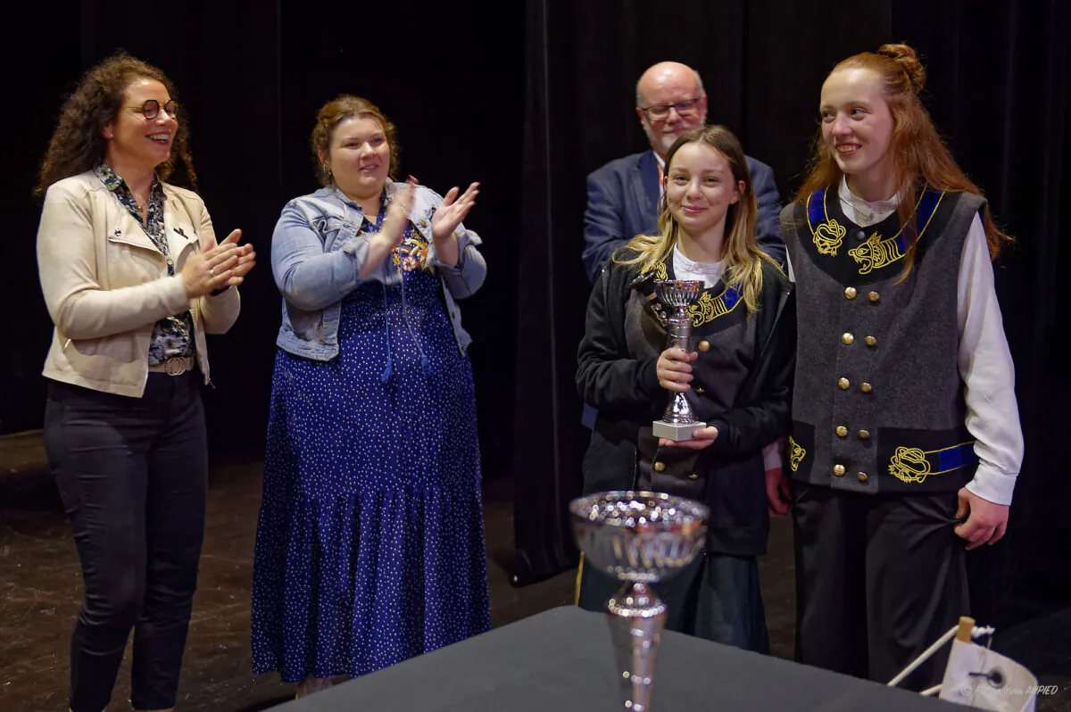 Agnes TOUTANT : Conseillère départementale agglomération de Saint Malo et conseillère municipale de Miniac Morvan a remis la coupe au Bagadig An Hanternoz de Dol de Bretagne qui a obtenu la 2eme place lors du concours de cinquième catégorie à de Dol de Bretagne.