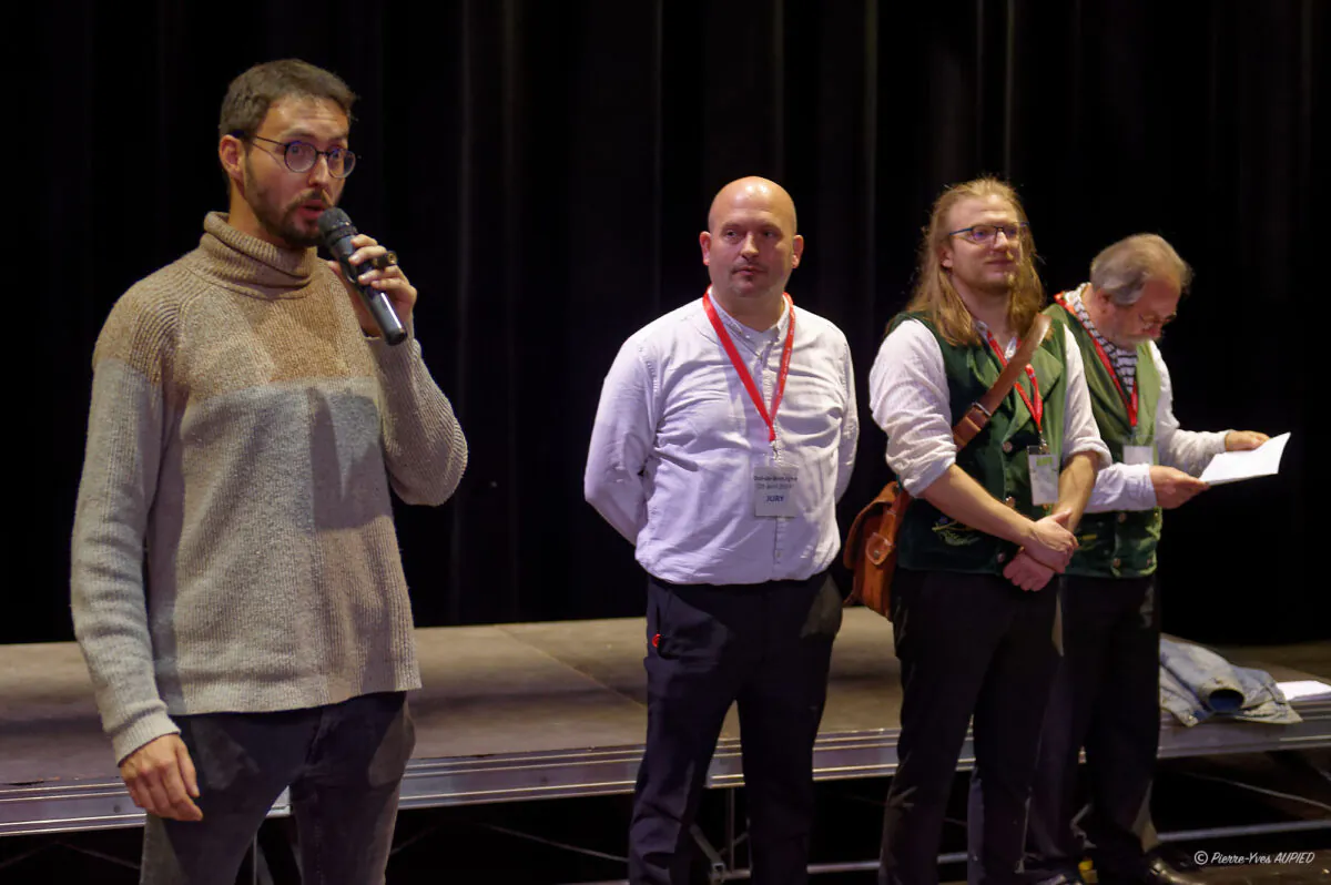 Goulven LEBRETON : Président Sonerion 35 remercie les officiels présents sur la scène de la salle Odyssée et toutes les personnes qui ont participé au succès de cette fête des sonneurs de Dol de Bretagne.