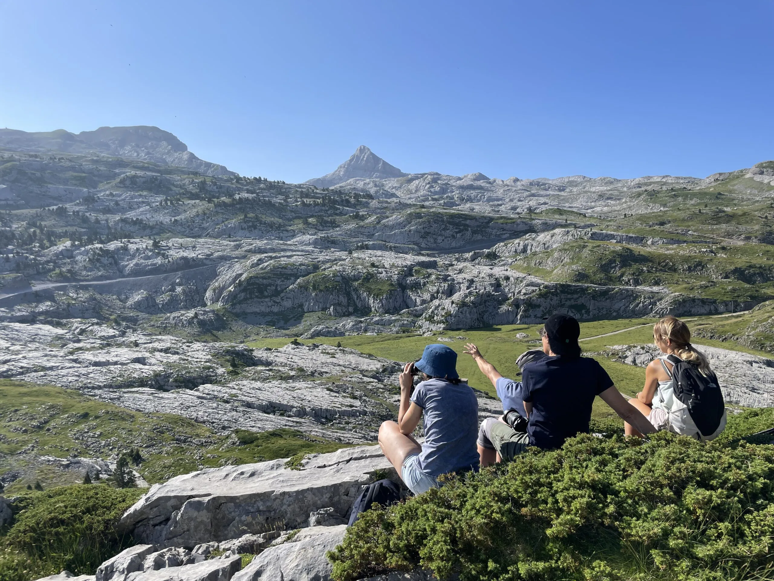 Randonnée sur le karst en longeant des gouffres