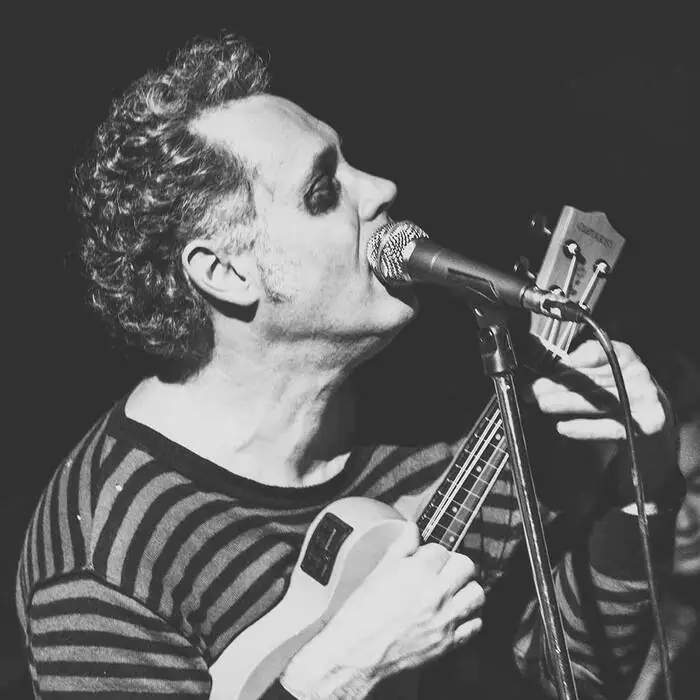 Fred Batista en concert pour le Folk Club de Cahors avec les chansons loufoques Château de Labastide-Marnhac Labastide-Marnhac