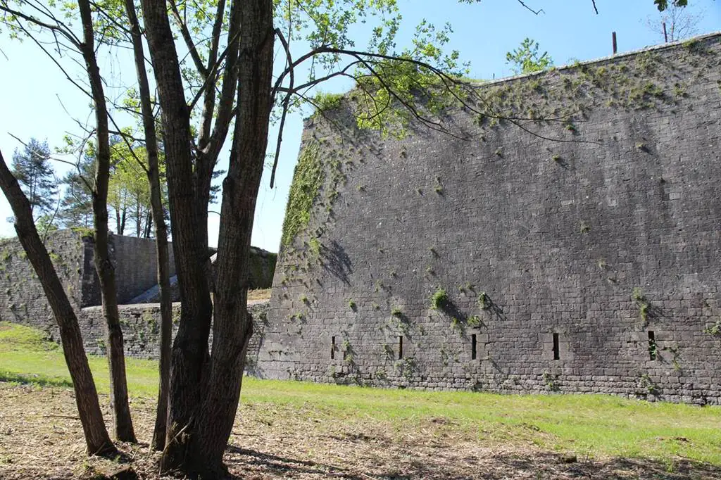 Fort Condé Le sentier des défenses avancées Givet Grand Est