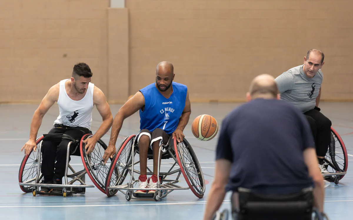 Initiation au Basketball en fauteuil dans le 8e Parc Monceau Paris