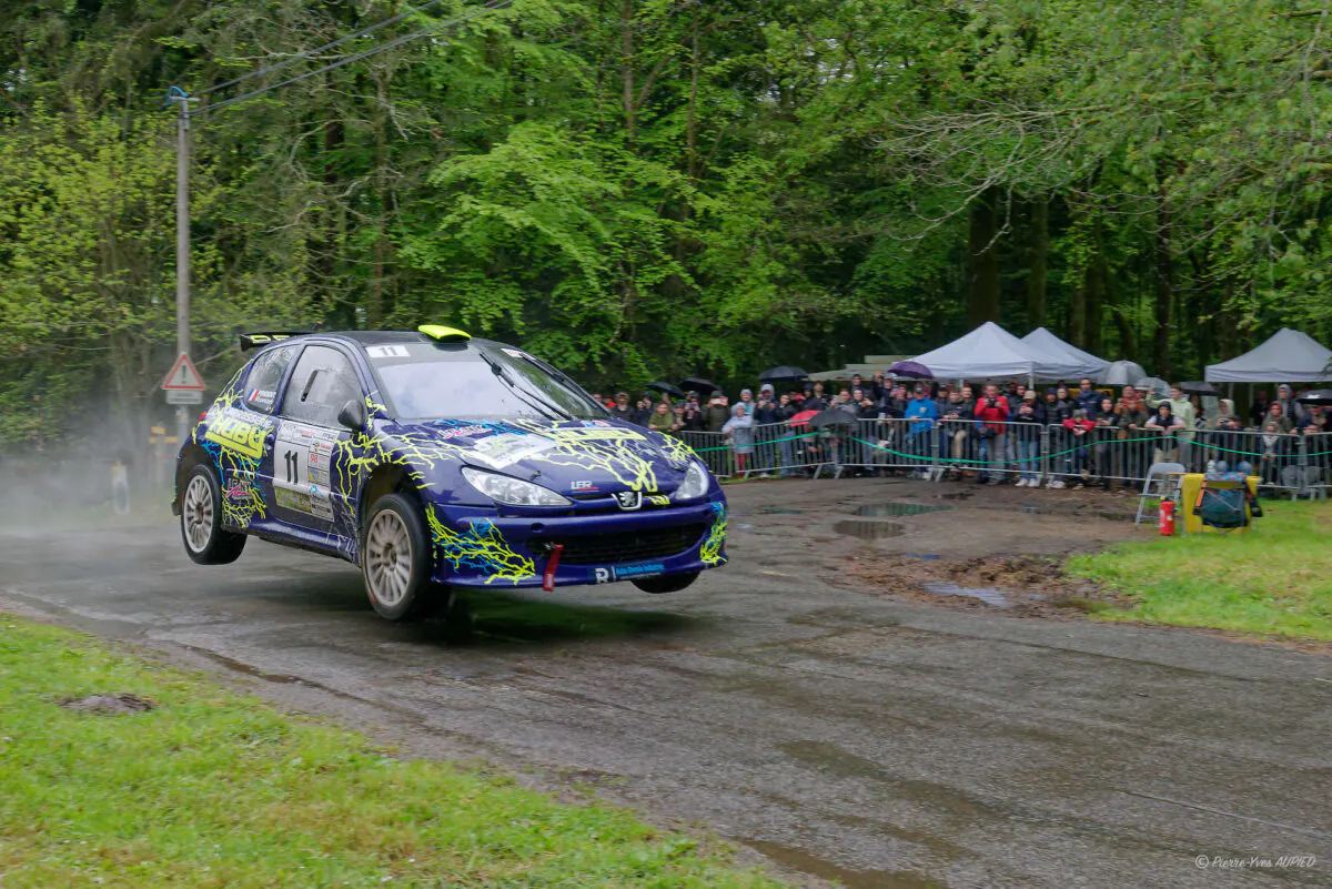 Le pilote Cédric HUBY avec son copilote Ronan PRIGENT en deuxième position sur sa Peugeot 206