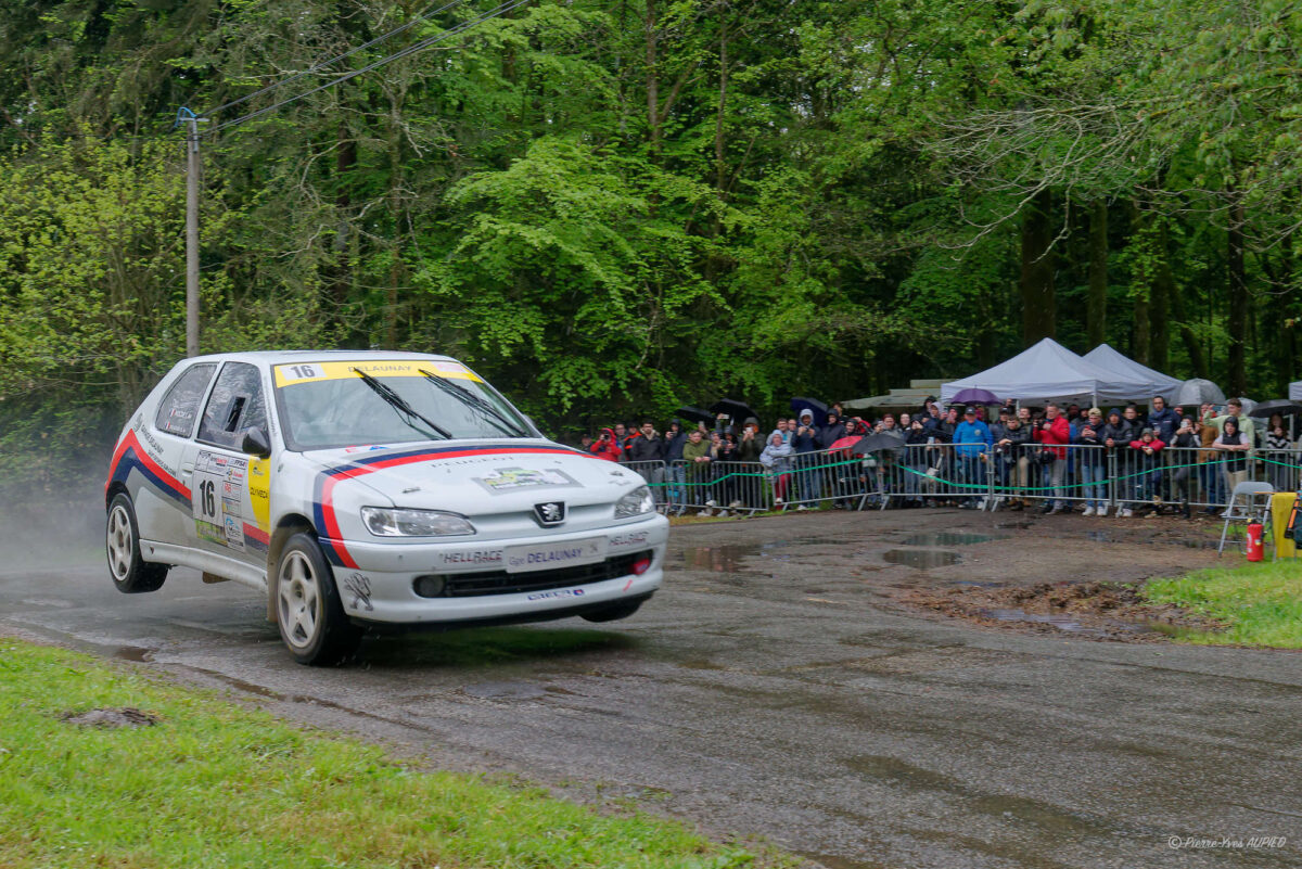 Le pilote Daniel DELAUNAY et son co-pilote Jérôme HOCDE en troisième position sur la Peugeot 306 S16