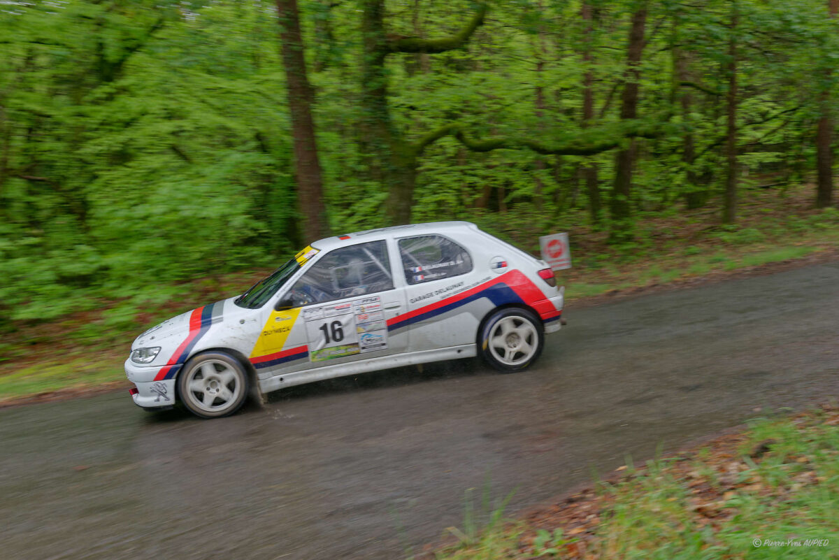 Le pilote Daniel DELAUNAY et son co-pilote Jérôme HOCDE en troisième position sur la Peugeot 306 S16
