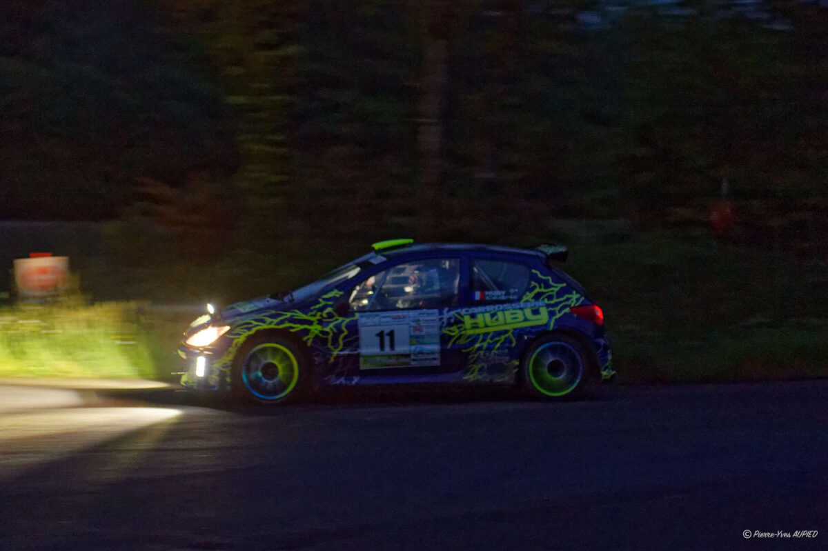 Le pilote Cédric HUBY avec son copilote Ronan PRIGENT en deuxième position sur sa Peugeot 206
