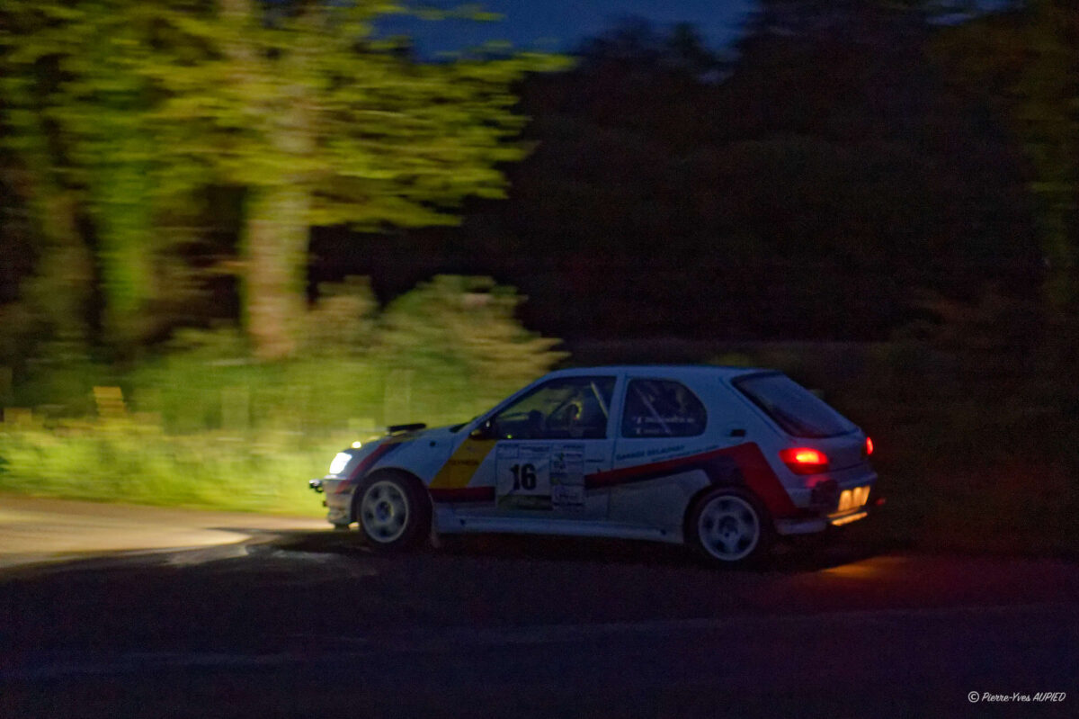 Le pilote Daniel DELAUNAY et son co-pilote Jérôme HOCDE en troisième position sur la Peugeot 306 S16