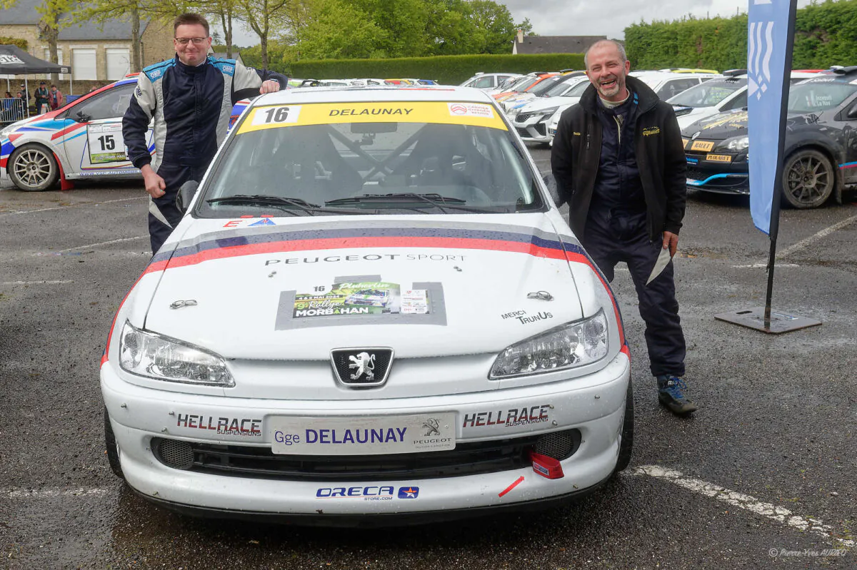 Le pilote Daniel DELAUNAY et son co-pilote Jérôme HOCDE en troisième position sur la Peugeot 306 S16