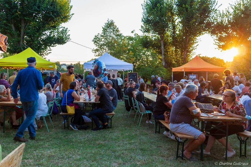 Marché nocturne et gourmand