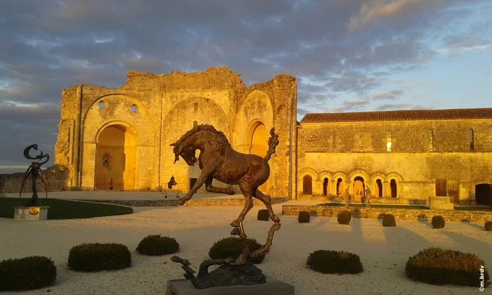 Découverte d'une des abbayes les plus énigmatiques de la Saintonge Abbaye de Trizay Trizay