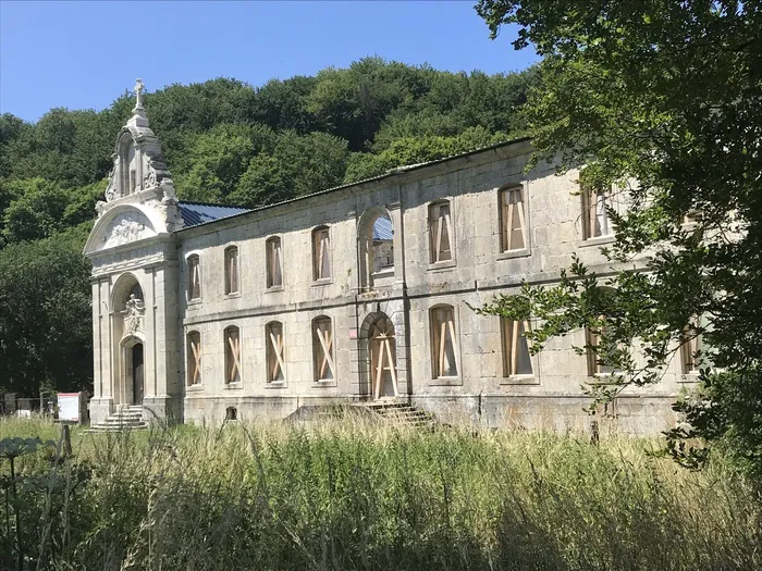 Découvrez une ancienne abbaye isolée de toute civilisation Abbaye Notre-Dame de l'Étanche Deuxnouds-aux-Bois