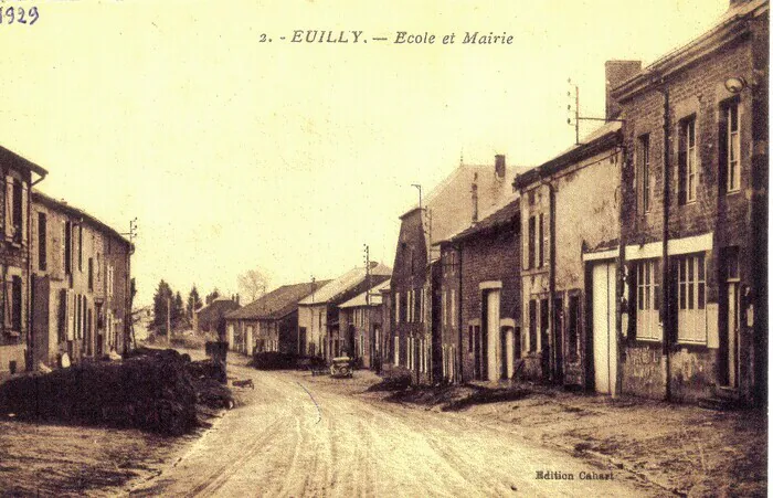 Découvrez l'histoire d'un village à travers des cartes postales anciennes Arrêt de bus d'Euilly Euilly-et-Lombut