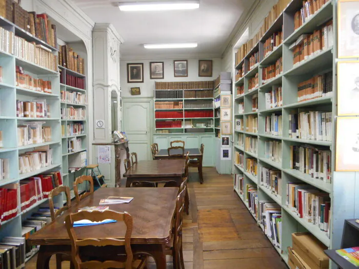 Visite guidée de la bibliothèque patrimoniale de la Société de BORDA Bibliothèque régionaliste de la Société de Borda Dax