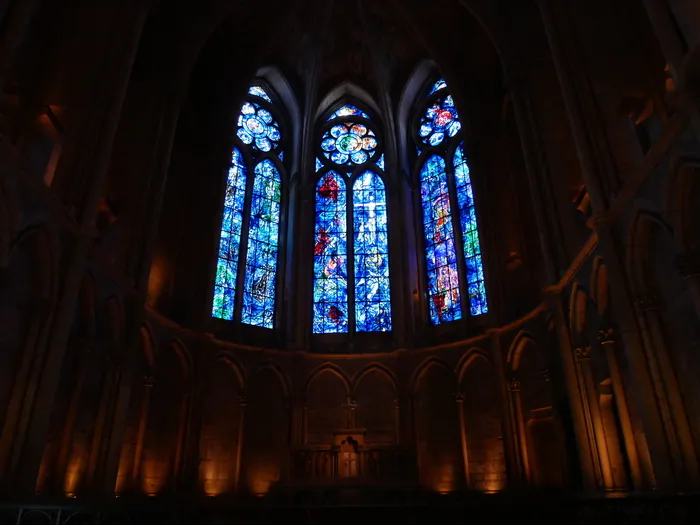 Au cœur du vitrail des bâtisseurs Cathédrale Notre-Dame Reims