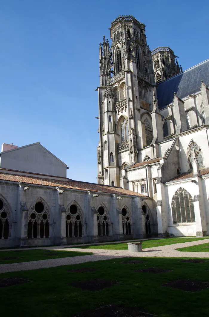 Visite d'une cathédrale construite entre le XIIIe et le XVIe siècle Cathédrale Saint-Étienne Toul