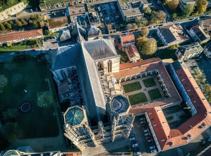 Visite virtuelle d'une cathédrale construite entre le XIIIe et le XVIe siècle Cathédrale Saint-Étienne Toul