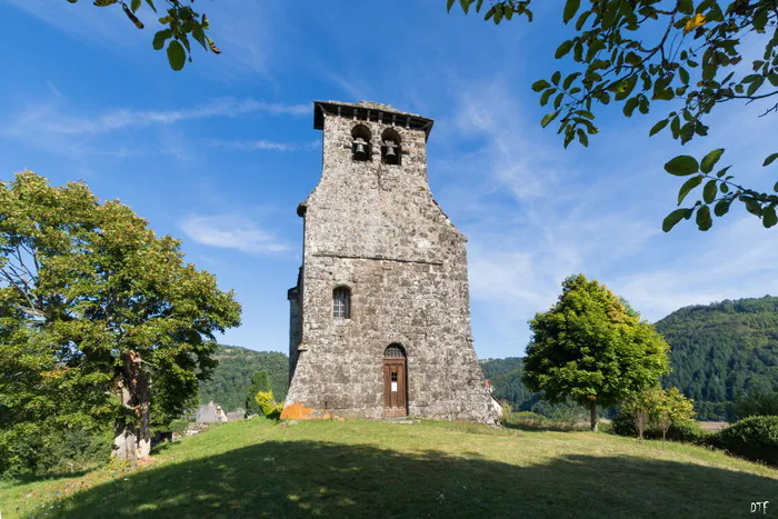 Venez visiter la chapelle de la Presqu'île de Laussac Chapelle de Laussac Thérondels