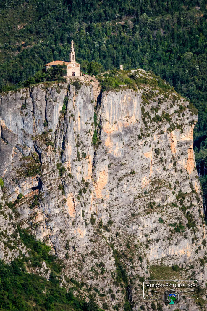 Découvrez la chapelle Notre-Dame du Roc entièrement restaurée ! Chapelle Notre-Dame du Roc Castellane