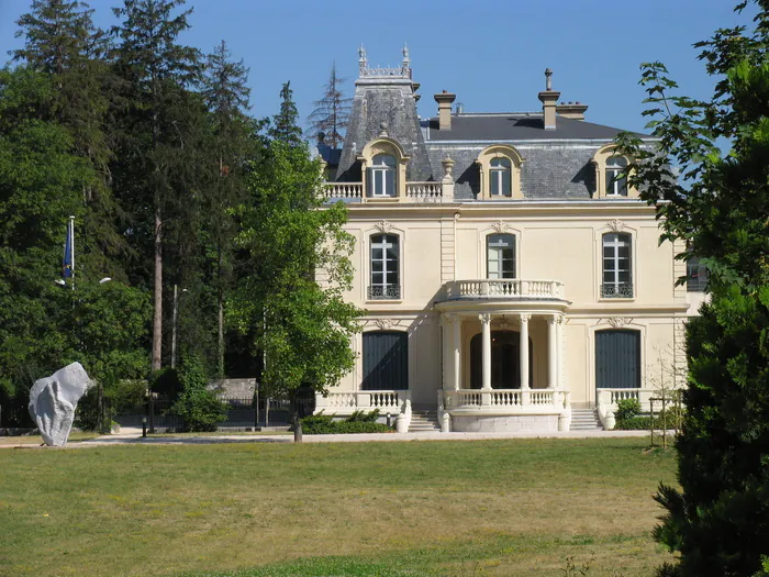 Visite du Château Borel par les élus et découverte des archives de la Ville Château Borel Saint-Egrève