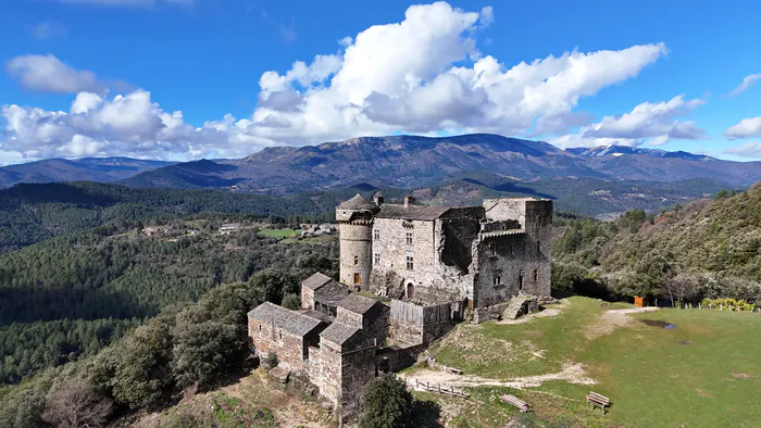 Le Cheylard : un château ouvert sur le monde Château Cheylard d'Aujac Aujac