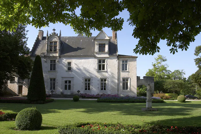 Venez découvrir le château de Beaulon Château de Beaulon Saint-Dizant-du-Gua