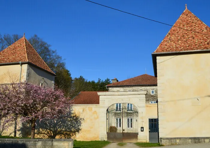 Visite guidée d'un château du XVIIIe siècle et exposition de véhicules anciens et de matériel militaire Château de Bicqueley Bicqueley