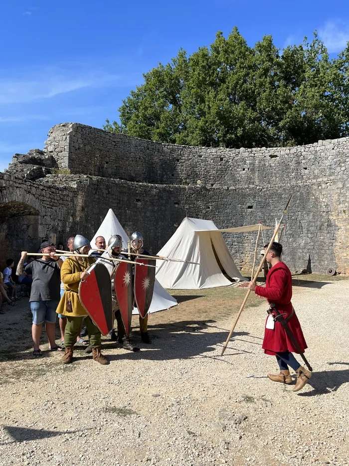 Ateliers et démonstrations autour du Moyen Âge Château de Bonaguil Saint-Front-sur-Lémance