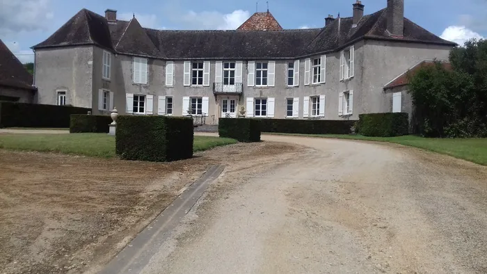 Visite guidée des extérieurs d'un château datant à la fois du Moyen Âge et du XVIIe siècle Château de Briaucourt Briaucourt