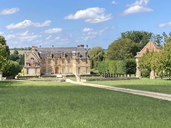 Visite libre des extérieurs et du colombier Château de Carel à Saint Pierre sur Dives Saint-Pierre-en-Auge