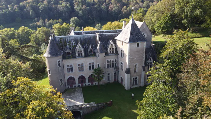 À la découverte du château néogothique et du vieux donjon ! Château de Caylus Caylus