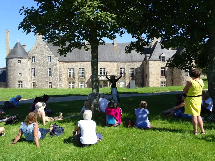 Spectacle : balade contée sur le thème des oiseaux Château de Flamanville Flamanville