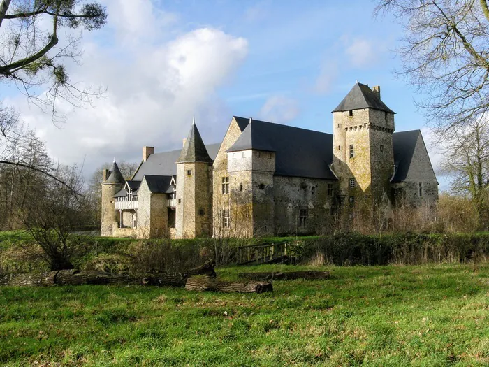 Visite de l'ancien château de la Grande Courbe à Brée Château de la Grande Courbe Brée