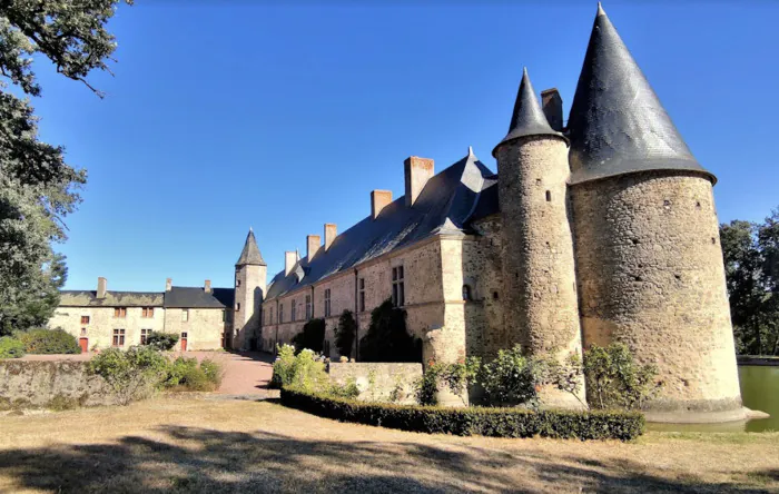 Visite des extérieurs du château de Maisontiers Château de Maisontiers Maisontiers