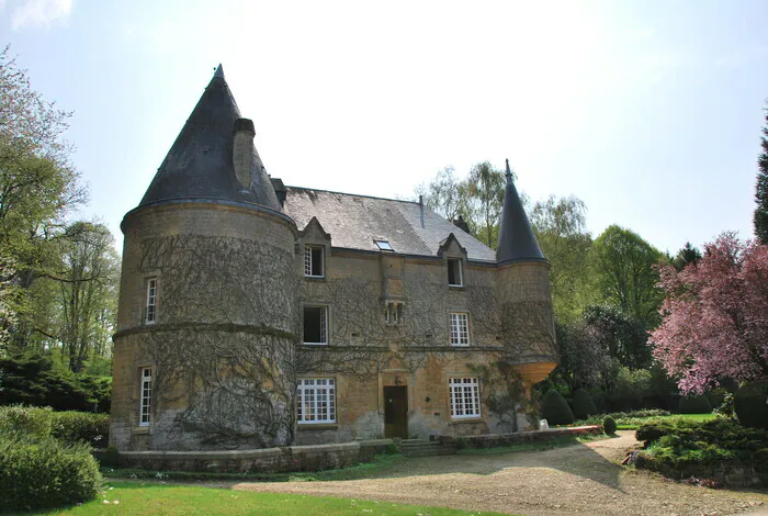 Découvrez les extérieurs d'un château construit  durant les guerres de religion Château de Remilly-les-Pothées Bolmont