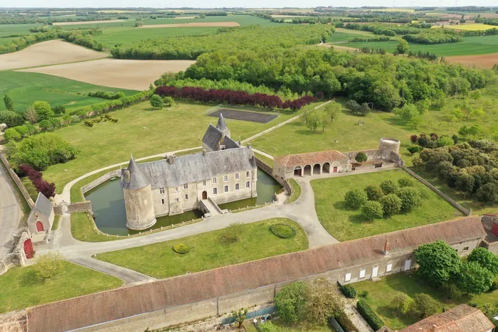 Sept siècles d'histoire et d'architecture d'un château médiéval aux décors Renaissance à découvrir Château de Saveilles Paizay-Naudouin