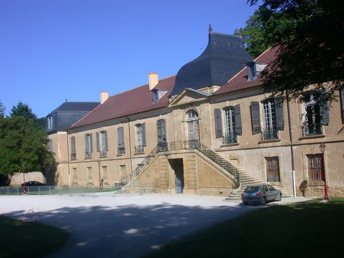 Venez explorer le château des comtes de Noé Château des comtes de Noé L'Isle-de-Noé