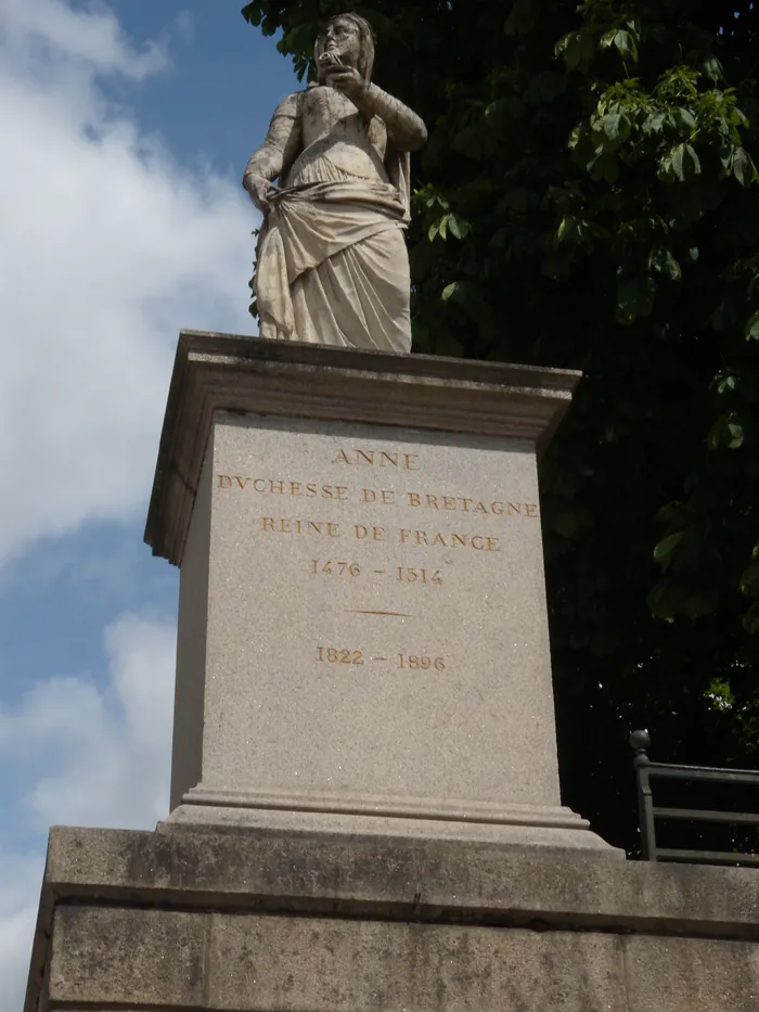 BALADE « LA FEMME DANS LA STATUAIRE » Château des ducs de Bretagne Nantes