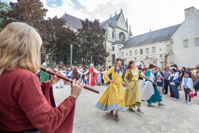 Initiation aux danses du Moyen Âge et de la Renaissance Château du Grand Jardin Joinville